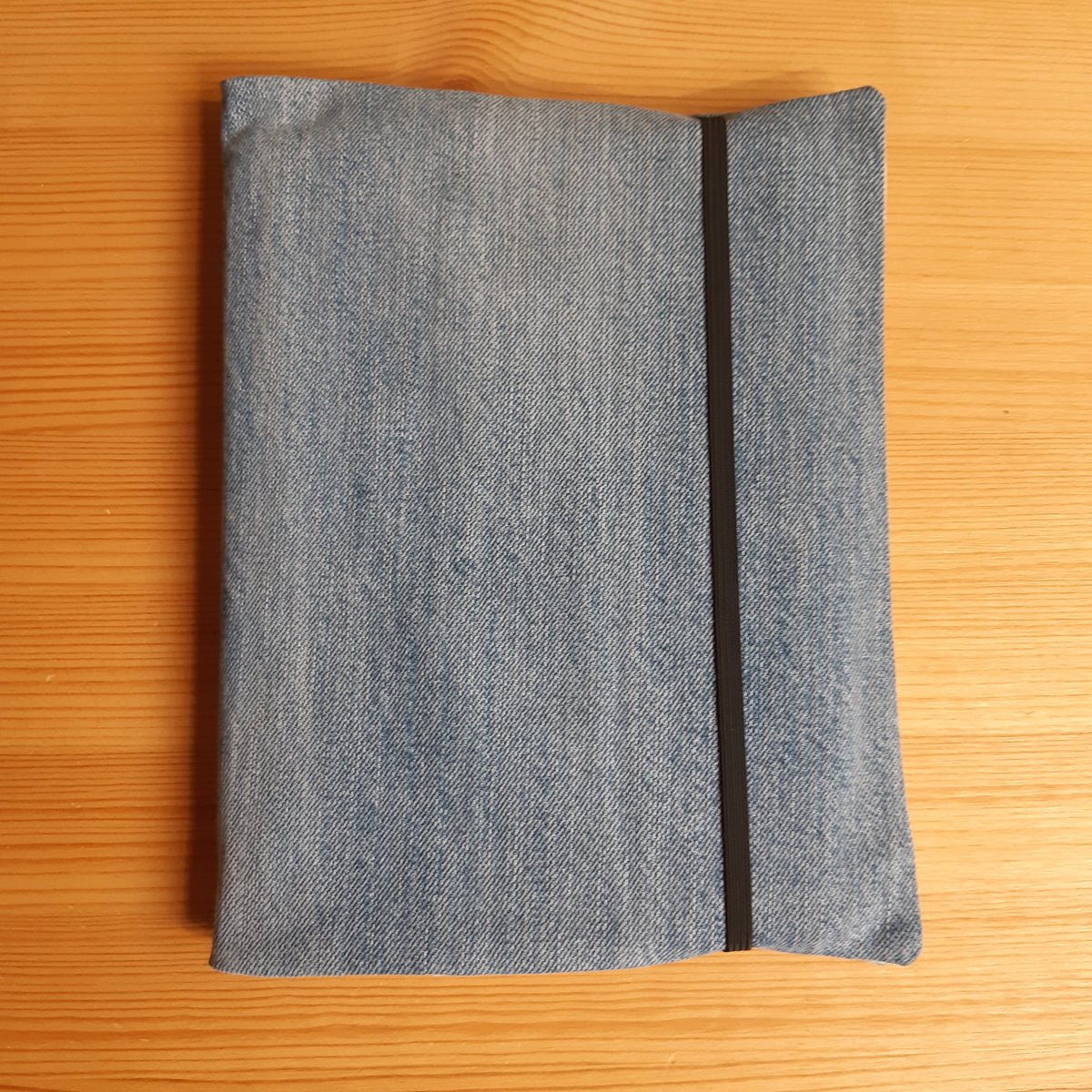 protege livre de poche taille differente recyclage upcycling textile jeans fonctionnel pratique utile fabrication francaise renaissance creation 
