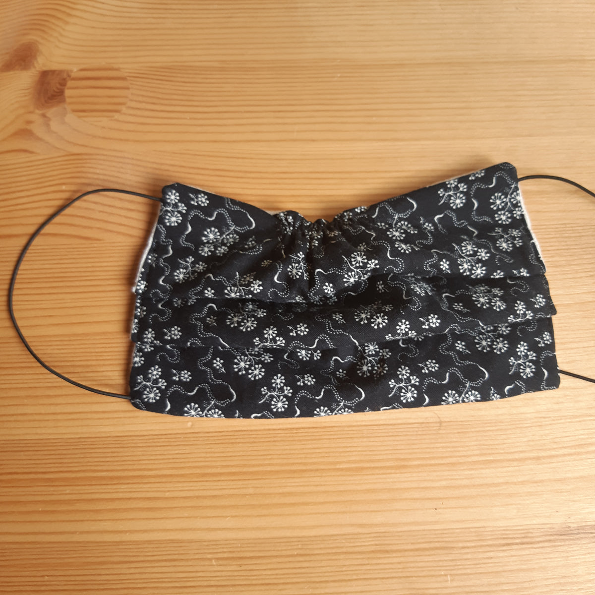 masque protection coton elastique 2 plis fabrication artisanale france  fleurs fond noir
